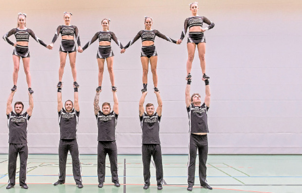 Die fünf Männer unter den Cheerleaderinnen: Andreas Laszlo, Lukas Decker, Sascha Tschoner, Dennis Tschoner und Johannes Bachler (v.l.) sind Unterbau, Katapult (r.) und auch Turner.