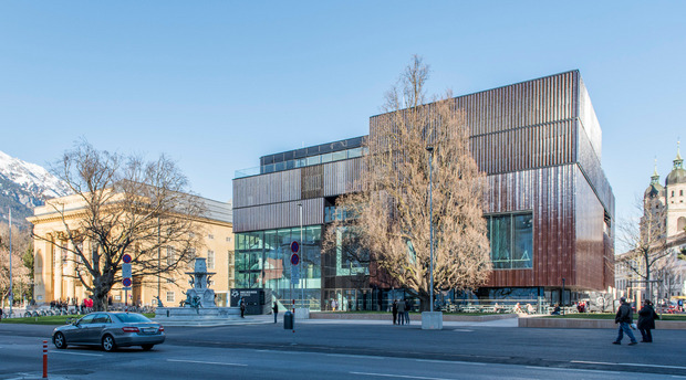 Hier hat die Fotografin die gleiche Perspektive auf das Landestheater und das „Haus der Musik“ gewählt.