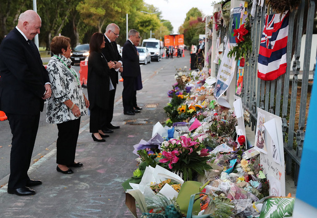 Australiens Premierminister Scott Morrison legt im Beisein seiner Frau Blumen nieder.