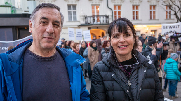 Wilfried Hanser und Christina Angerer organisieren die Donnerstagsdemos in Innsbruck. Für den Inhalt vom Poetry Slam bis zum Protestaufruf sorgt ein 15-köpfiges Komitee.