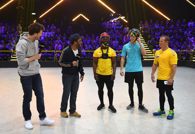 Luke Mockridge (l.) ist Erfinder und Moderator der Sendung, hat in der ersten Ausgabe aber auch selbst mitgemacht. Im Bild: Die Runde "Blind Catch" mit u.a. Lorenz Wetscher (türkis) und Fabian Hambüchen (r.).