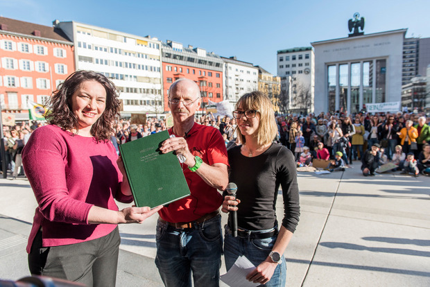 Im Anschluss übergaben Gerd und Tina Estermann (r.) ihre Petition an LHStv. Ingrid Felipe.
