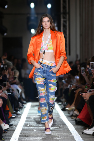 In grellem, glänzendem Orange sticht ein übergroßer Blazer bei den Italienern von Blumarine hervor.