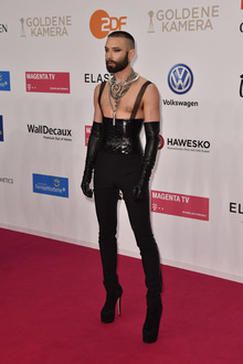 Auf dem pinken Teppich erschien auch der österreichische Künstler Tom Neuwirth, bisher bekannt als Conchita Wurst. Zuletzt zeigte er sich auf Bildern eher maskulin und nannte sich "Wurst".