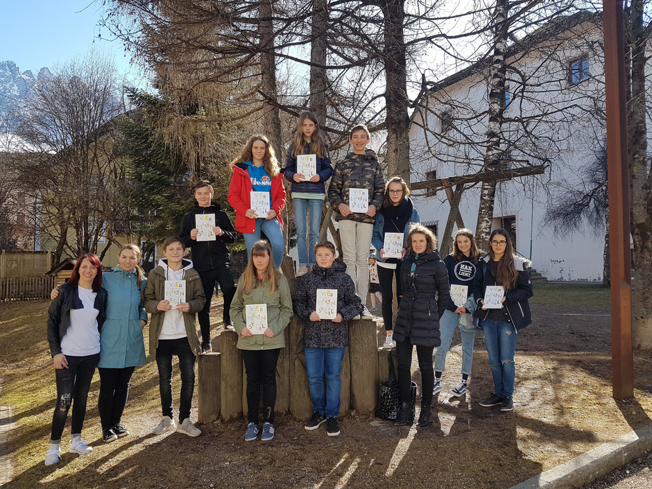 Schüler und Lehrer sind stolz auf die Osttiroler Beiträge im Buch "Viermeilenstiefel".