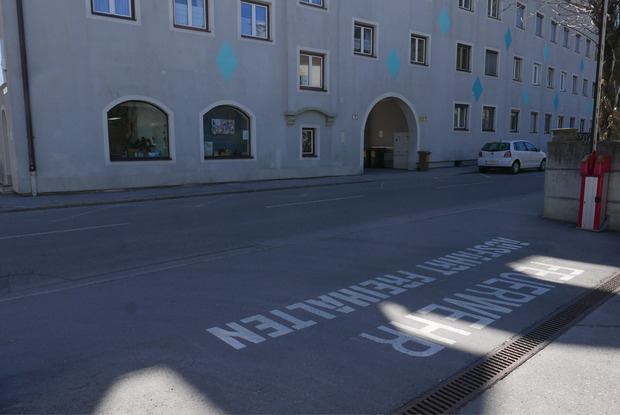 Gegenüber der Feuerwehrausfahrt in die Andreas-Hofer-Straße wurden neue Halte- und Parkverbote erlassen.