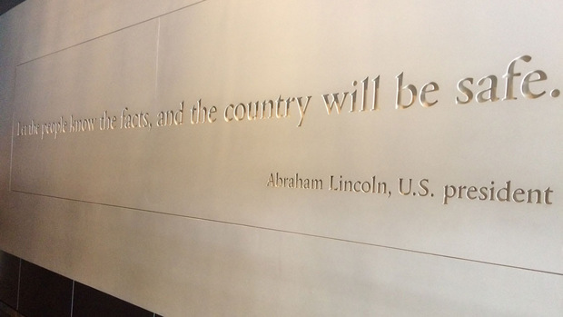 "Lasst dass Volk die Fakten wissen, und das Land wird sicher sein", wird der ehemalige US-Präsident Abraham Lincoln zitiert.