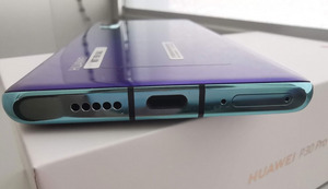 Ungewohnt: Der Sim-Karten-Slot befindet sich an der Unterseite des Handys, direkt neben dem USB-C-Anschluss und dem Lautsprecher. Einen Aux-Eingang sucht man vergeblich.
