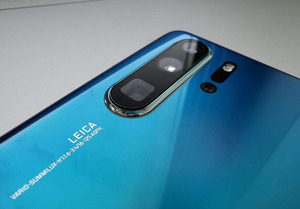 Das P30 Pro hat eine Quad-Kamera aus dem Hause Leica (40 MP Weitwinkelobjektiv + 20 MP Ultraweitwinkelobjektiv + 8 MP Teleobjektiv) und eine Time-of-Flight-Kamera von Huawei. Für Selfies gibt's noch eine 32-MP-Frontkamera.