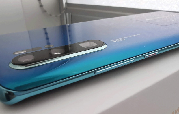Die Seitenkante ist beim P30 Pro relativ schmal.