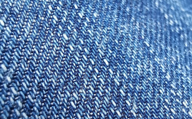 Supermakro-Jeans, aufgenommen mit dem Huawei P30 Pro.