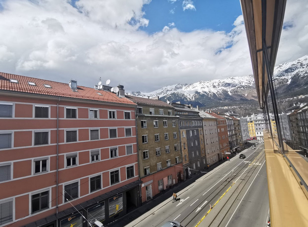 Gestochen scharfe Aussicht aus der TT-Redaktion, fotografiert im Weitwinkel-Modus (unbearbeitet).