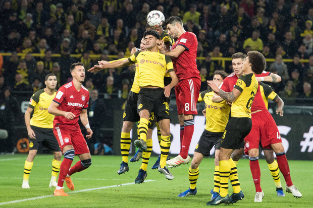 Das Kult-Duell zwischen Dortmund (gelb) und dem FC Bayern verspricht am Samstag wieder intensive Zweikämpfe.