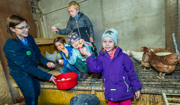 Burgi Lederer führt die Kinder durch den Max’nhof.
