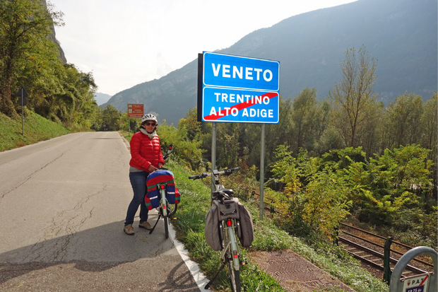 Bei Grigno rollt man nach Venetien – und ist noch 120 Kilometer vom Meer entfernt.