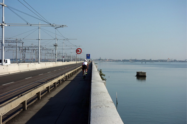 Jetzt sind es nur noch vier Kilometer über die Brücke von Mestre in die Lagunenstadt.