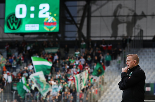 Jubelnde Rapidler und ein nachdenklicher Wacker-Coach Thomas Grumser prägten das Bild im Tivoli-Schlagerspiel.