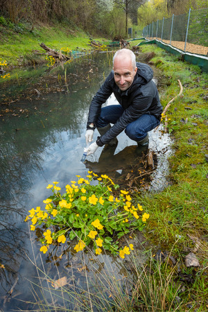 Michael Traugott nimmt Proben, um zu sehen, ob Amphibien vom Chytridpilz befallen sind.
