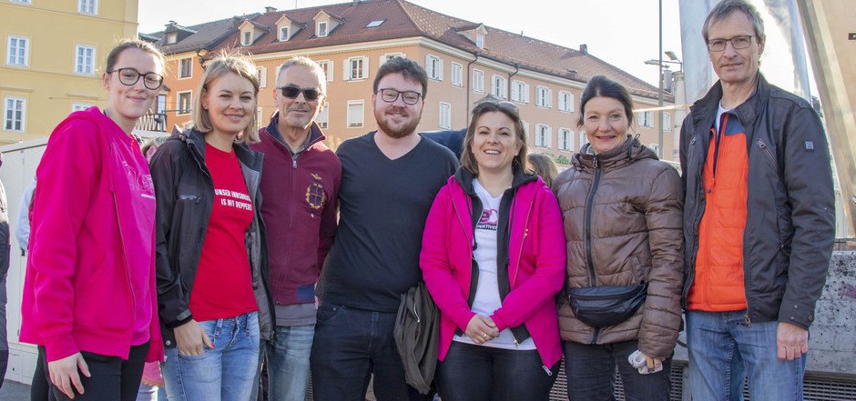 Der Leiter des Referates Verkehrs- und Umweltmanagement Michael Kaufmann, Stadträtin Uschi Schwarz, die Gemeinderäte Julia Seidl und Benjamin Plach, Peter Staudacher, Stadträtin Elisabeth Mayr und die Helferin Greta Kolb bei den Aufräumarbeiten. (v.r)