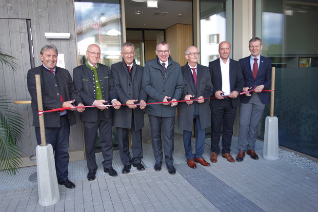 Die beiden Vizebürgermeister Walter Kathrein und Anton Pertl, Bürgermeister Erich Ruetz, Landesrat Hannes Tratter, Heimleiter Gotthard Kindl, Pflegedienstleiter Mischa Todeschini und GR Alois Holjevac, Obmann des Sozialsprengels Völs.