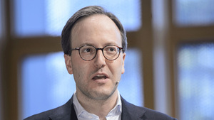 Dominik Oberhofer (NEOS): "Ein mit 33 Mio Euro Steuergeld errichteter Schulcampus konkurriert mit Hotels. Und das ohne Gewerbeschein."