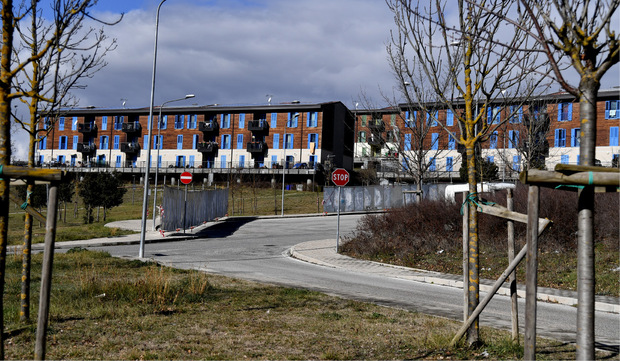 Hunderte provisorischer Häuser wurden in den Jahren nach dem Beben in der Peripherie errichtet. So ist eine große zersiedelte Vorstadt entstanden, ohne Zentrum.