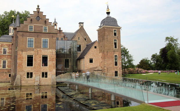 ber die Glasbrücke kommen Besucher ins Schloss Ruurlo und in ein Kunstmuseum.