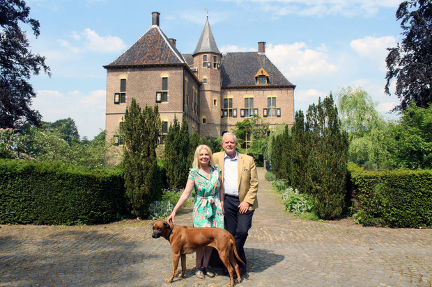 Karin de Rouw mit ihrem Mann und Hündin Pippa vor Schloss Vorden.