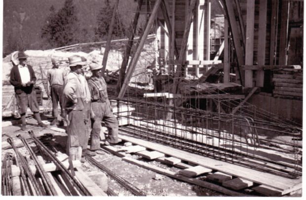 Arbeiter im Jahre 1958 auf der Baustelle.