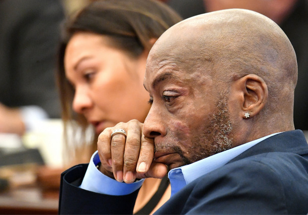 Dewayne Johnson leidet an unheilbarem Krebs. Er musste in seinem Beruf jahrelang mit großen Mengen Glyphosat hantieren. Er war der erste Kläger, der erfolgreich gegen Monsanto vor Gericht gezogen ist. Weitere Klagen stehen noch an.