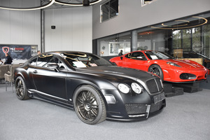 Auch ein Bentley kann gekauft werden.