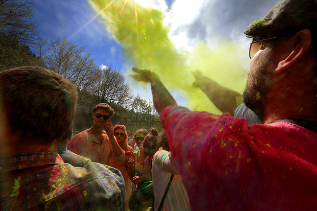 Farbenfroh ging es am Hafen-Areal bei den Holi-Festen her.