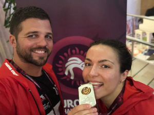 Mit Coach Ernst freute sich Kuenz über die Silbermedaille.