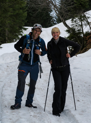 Tom Walek und Diana Langes-Swarovski auf dem Weg zur Walderalm.
