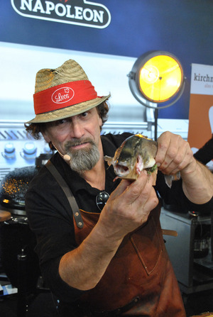 „Fischpapst“ Leo Gradl versteht es, die Wassertiere richtig zuzubereiten.