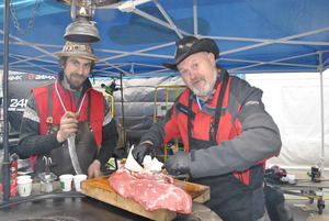 Martin (l.) und Klaus Wieshofer von „Grill mit Stil“ fertigen sogar ihre Messer selbst an.