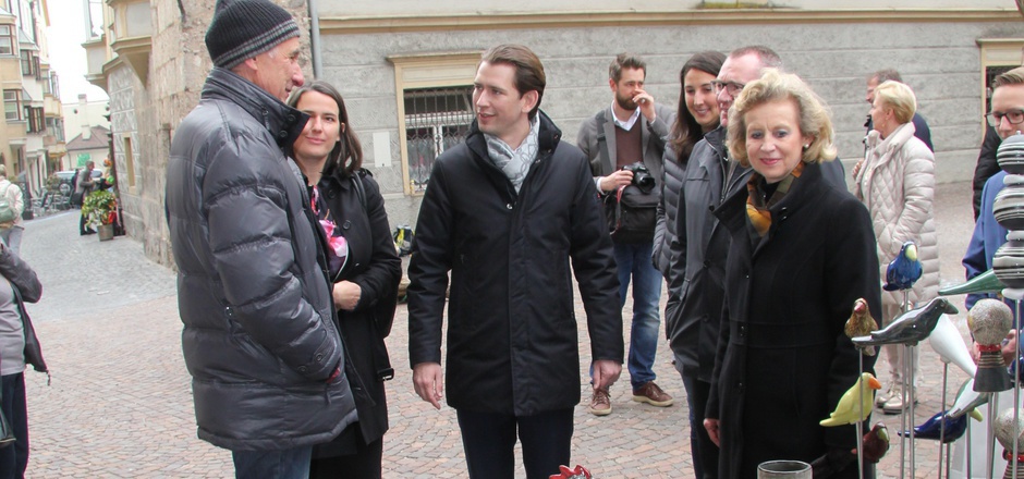Auf Tuchfühlung mit Bundeskanzler Sebastian Kurz. Der Regierungschef war gestern am Haller Ostermarkt unterwegs.