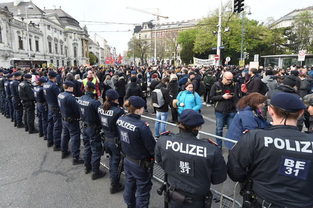 Ein direktes aufeinandertreffen der Kundgebungen verhinderte die Wiener Polizei.