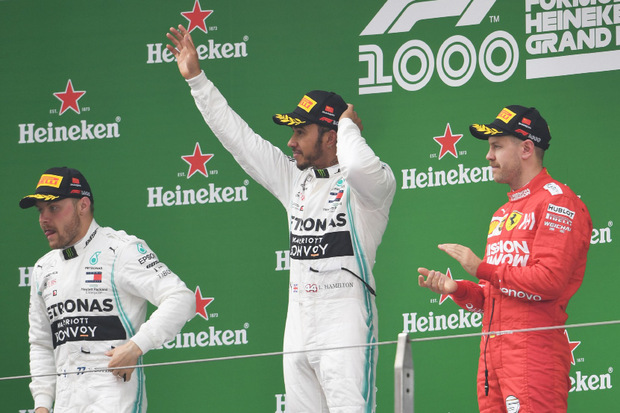Das Shanghai-Podium: Sieger Lewis Hamilton (M.), Valtteri Bottas (l.) und Sebastian Vettel