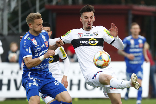 Michael Huber (Hartberg/links) und Mergim Berisha (Cashpoint SCR Altach).