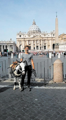 Armin Arbeiter und Horstl vor dem Petersdom in Rom. Im Juni geht es nach Frankreich.