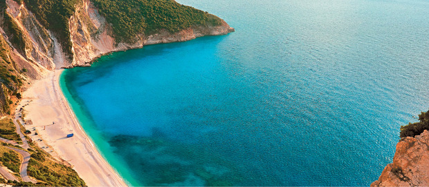Der Strand in der Myrtos Bucht gilt als einer der berühmtesten von Griechenland und landet regelmäßig auf Listen der schönsten Strände der Welt.