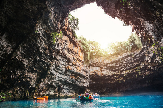 Durch ein riesiges Loch in der teils eingestürzten Decke scheint die Sonne in die Melissani-Höhle.