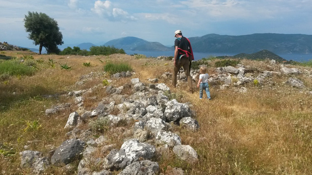Durch die Hügel rundum ziehen sich zahlreiche Wanderwege in allen Schwierigkeitsgraden.