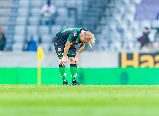 Bild mit Symbolcharakter – Wackers Mittelfeldabräumer Bryan Henning nach der 1:3-Heimpleite gegen den Abstiegskonkurrenten.