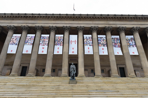 "Niemals vergessen": Fotos der 96 Toten wurden an der St. Georges Hall in Liverpool angebracht.