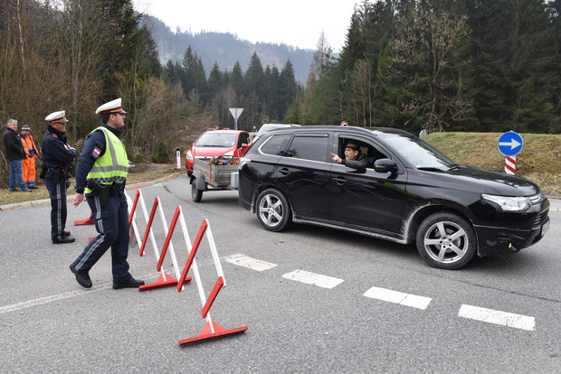 Polizeibeamte bekamen an den Scherengittern den Unmut der Abgewiesenen, vor allem von Einheimischen, zu hören.