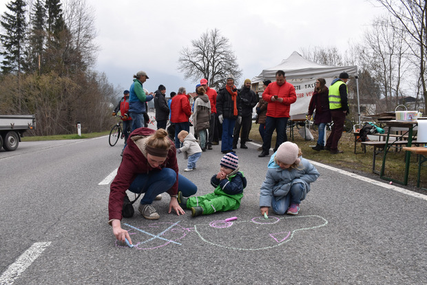 Beschäftigung während der Demo: Wenn schon keine Autos da waren, wurden sie auf die Straße gemalt und die Abgase durchgestrichen.
