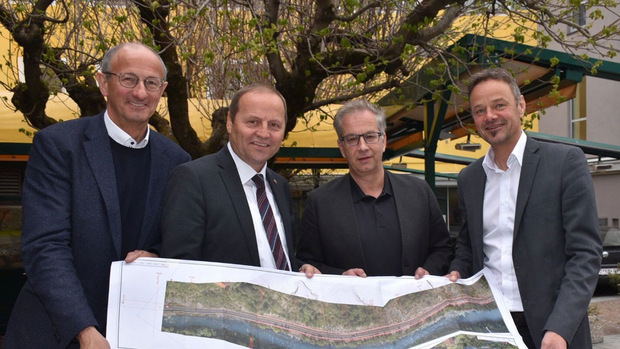 Den Plan in den Händen halten v. li. Landtags-Vizepräsident Toni Mattle, LHStv Josef Geisler, Wolfgang Jörg (Bgm Landeck) und Christian Molzer (Vorstand Abteilung Verkehr und Straße des Landes Tirol).