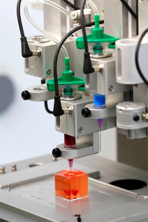 Der im 3D-Drucker hergestellte Prototyp eines Herzens von der Größe einer Kirsche verfügt über Blutgefäße.